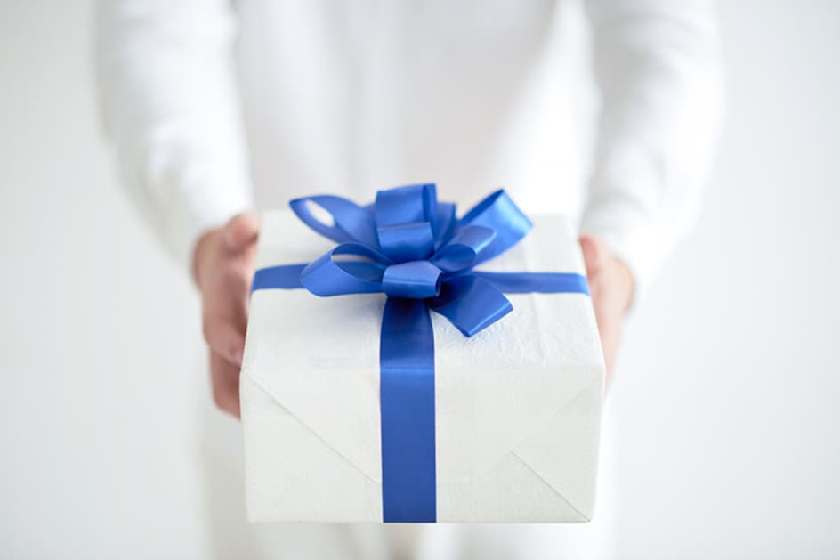 Person holding a gift voucher present
