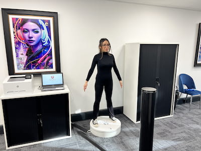 A customer on the 3D body scanner