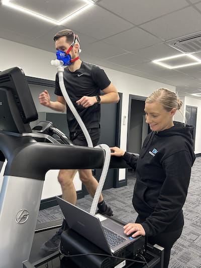 A customer having a VO2 max test